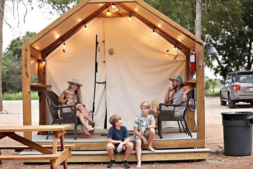 Amazing Aquatic Adventure for the Whole Family: Luxurious Safari Tent near Kingsbury, Texas