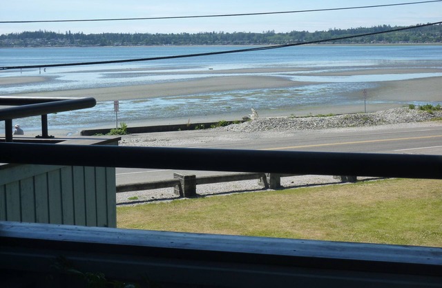 Herrliche Aussicht von 2-Zim. Waterfront Condo