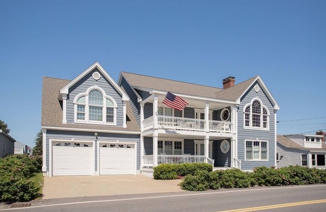 Amazing Beach House! 5 Bedroom across the Ocean!