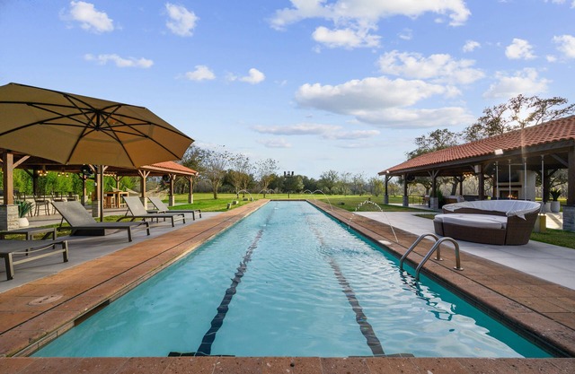 AMAZING!!! Beautiful Country House. - Access to River, Olympic pool, Sleep 24.