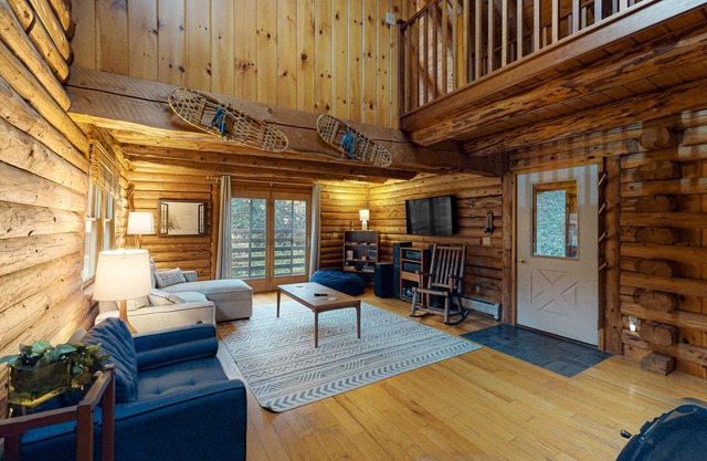 Amazing cabin on 12 acres with AC, jetted tub & woodstove - dog-friendly