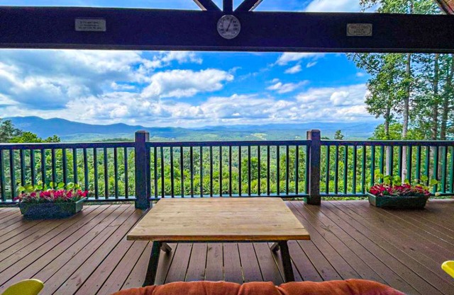 Amazing chalet with mountain views, wraparound porch, firepit, & hot tub