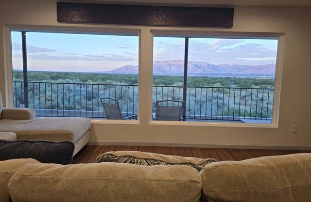 Amazing City Views - Beautiful home w/ Hot Tub