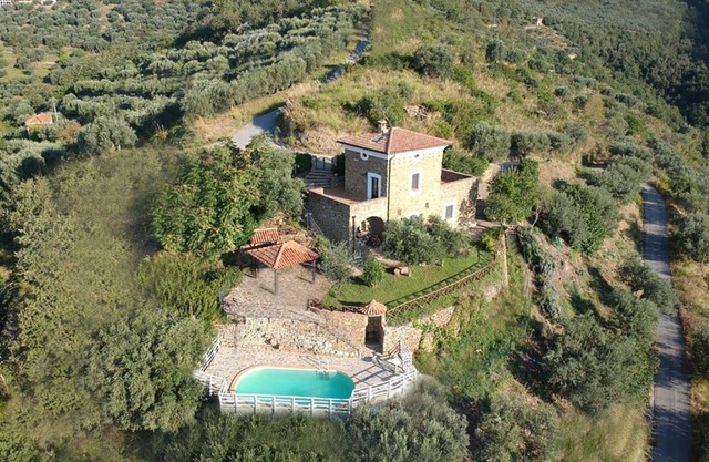 Erstaunliche Klassische Stone House: eine grüne Terrasse mit Blick auf Meer, Hügel- und Berg
