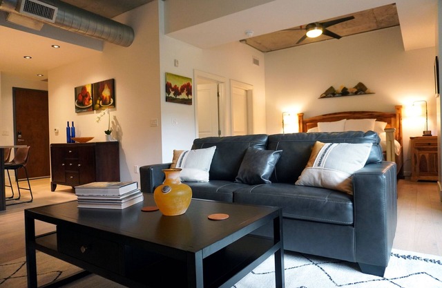 Amazing Condo with Rooftop Pool & Movie Theatre!