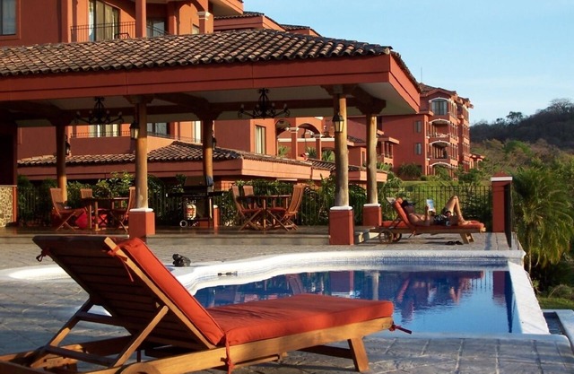 Ideale Lage am neuen schönen Condo-Pool. Einfaches Einchecken ohne Resortgebühr