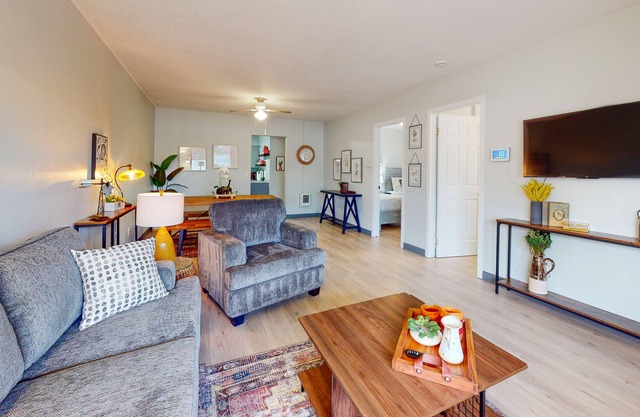 Amazing dog-friendly house with enclosed yard, full kitchen, TV, & washer/dryer