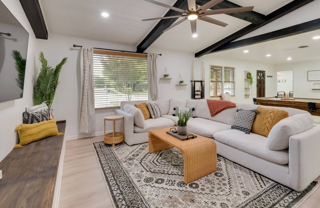 Amazing entertainers home w/hot tub close to lots of Fort Worth attractions!