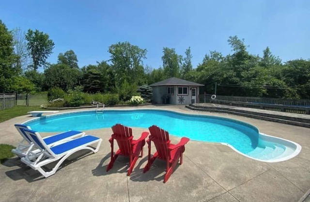 Amazing Estate Property in Peterborough for the ultimate vacation experience!