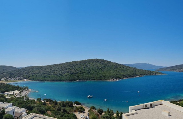 Amazing Flat w/ Shared Pool near Beach in Milas