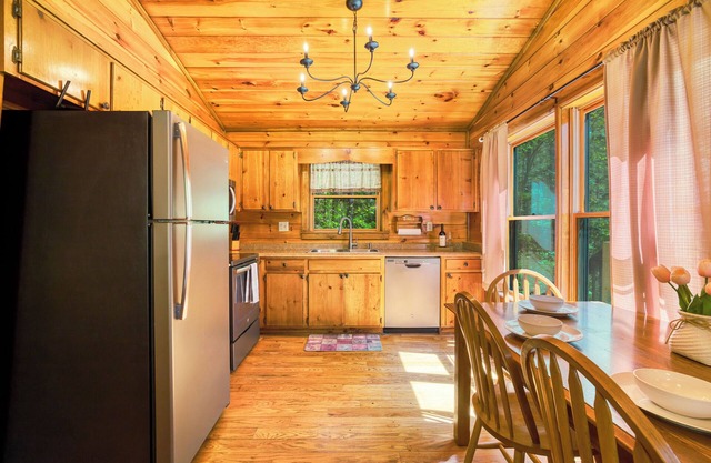 Amazing Fun Location, Hot Tub, BBQ, Near Wineries, by Stream, Fiber Internet