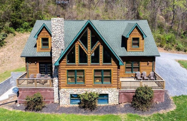 Amazing Grace log cabin home with 3 bedrooms, WiFi and AC in breathtaking Luray