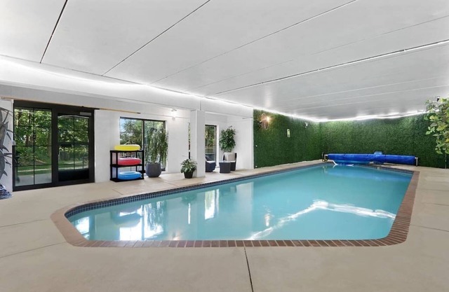 In der Nähe von Lambeau Haus mit fünf Schlafzimmern und Innenpool