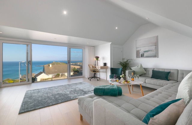 Amazing holiday home with stunning sea views, garden and parking