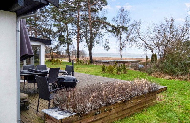 Amazing Holiday Home With View At The Water