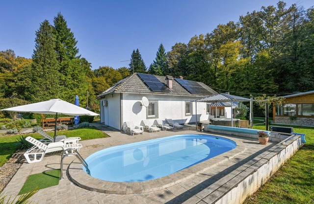 Tolles Haus in Ivanska mit Außenpool
