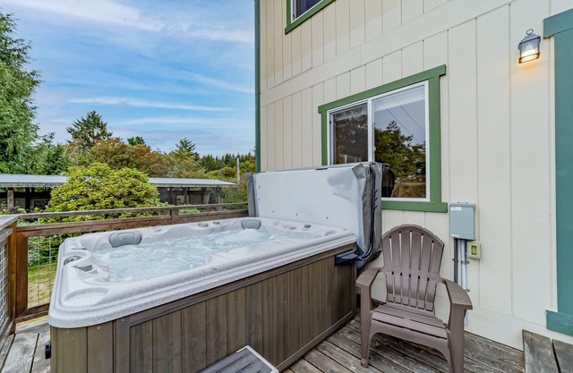 Tolles Zuhause mit einem spektakulären Panoramablick auf das Meer, Deck, Grill und Whirlpool!