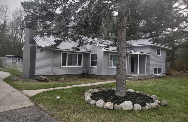 Amazing house within walking distance to the sand bar at Torch Lake, sleeps 8