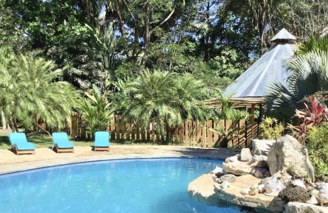 Erstaunliches Dschungelhaus nahe Strand mit Pool