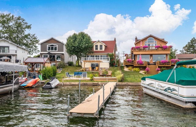 Amazing lake front home on all sports Lake Fenton