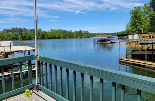 Amazing Lake Front Cottage with Deep Water Dock, Firepit and BBQ