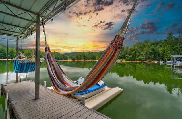 Amazing Lake house, Private Dock & More, boat lift,jet ski docks Nice game room