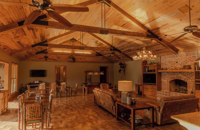 Amazing Lake House w/ Master Suite! Private Party, Christmas, Family Reunions!