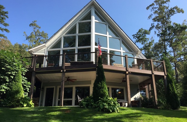 Erstaunliches Lake Keowee Haus. Privater Steg, Strand, Feuerstelle und sogar ein Etagenhaus