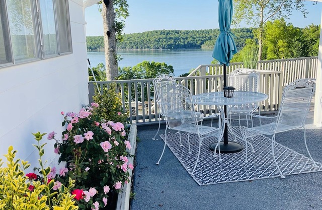 Amazing Lake View 3-bedroom Cottage close to ramp