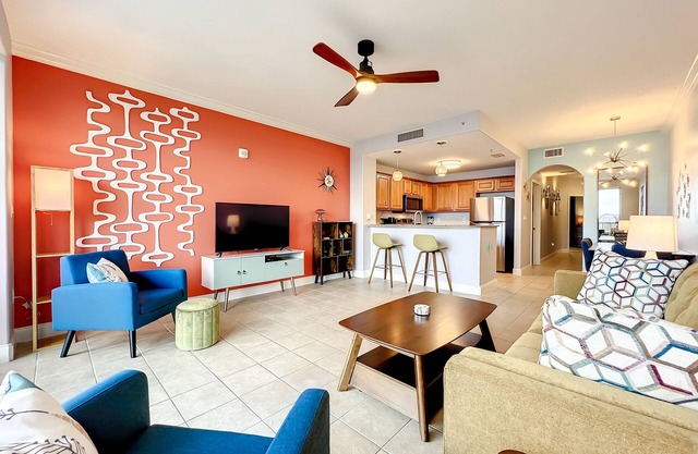 Amazing Lake View! King Bed! Free Parking! Retro Style Near Disney!
