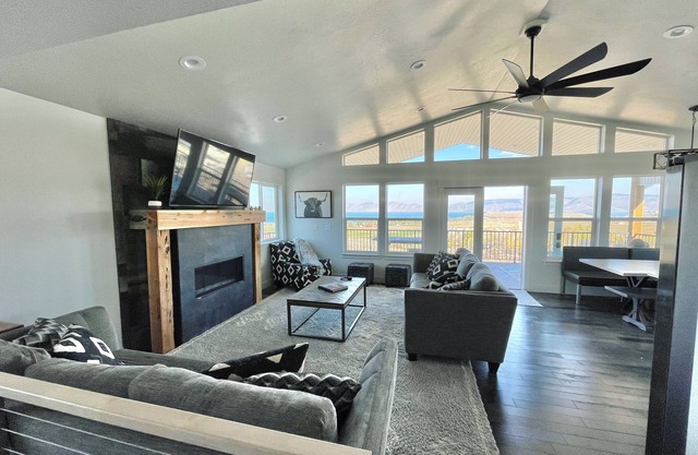 Amazing lake views with Ideal Beach Access!