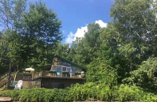 Amazing lakeside cottage, stunning view & Sunsets!
