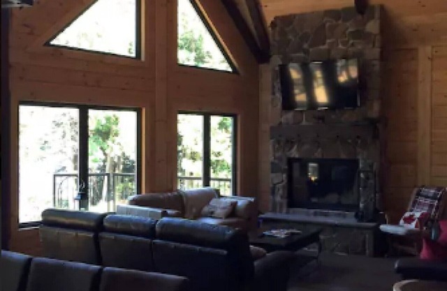 1 Jahr Neues, großes, gemütliches, modernes Blockhaus in Muskoka! Rodler! Familien oder Paare!