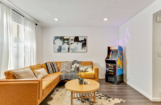 Amazing Location! Cozy, charming, 4 Bedroom home in SLC, Near Major Ski Resorts