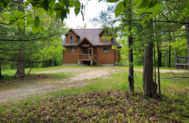 Amazing location in Irons Michigan is the fabulous Cool Creek Chalet.
