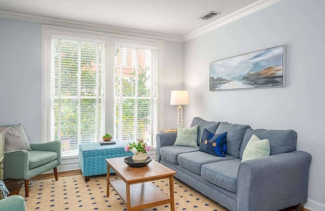 Amazing Location| King Bed| Cute Downtown Condo