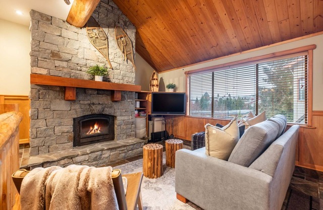 Amazing location | Private hot tub | Free parking