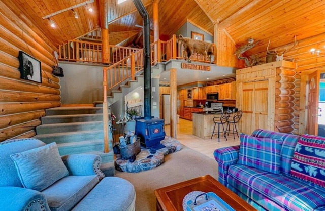 Amazing Log Cabin Close to Town with two kitchens and two living rooms