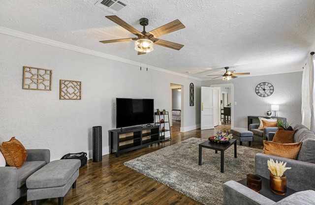 *Amazing Low Rates* Only 5 Miles to the Superdome