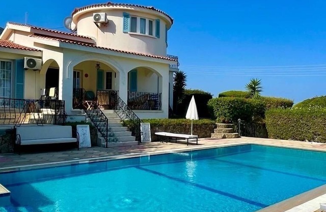 Fantastische Luxusvilla mit privatem Pool in fantastischer ruhiger Lage