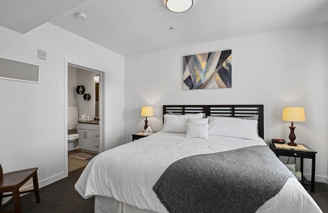 Amazing modern 1 bedroom with pool/ hot tub