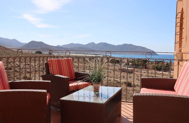 Erstaunliche Berg- und Seeansichten - Mojon-Hügel, Isla Plana, Spanien