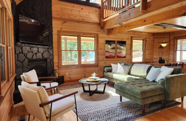 Amazing Mountain Views + Hot Tub