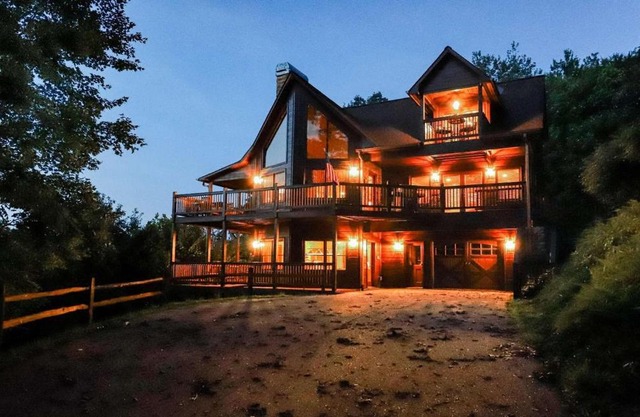 Amazing Mountain View -AMAZING LUXURY CABIN WITH LONG RANGE MOUNTAIN VIEWS AND FREE LOCAL ACTIVITIES