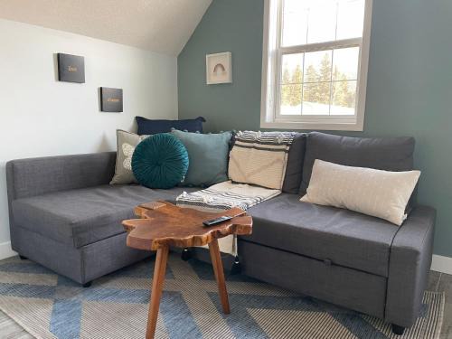 Amazing mountain views 1bd Apartment Canmore Banff