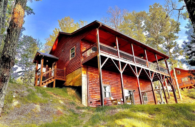 **Amazing Mountain Views at the 2-Story Highland Hideaway**