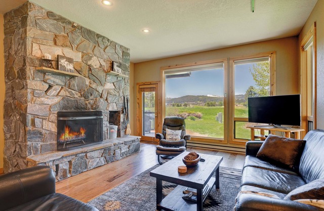 Amazing Mountain Views, on Golf Course, Hot Tub & Pool, Walk to Ski Shuttle!