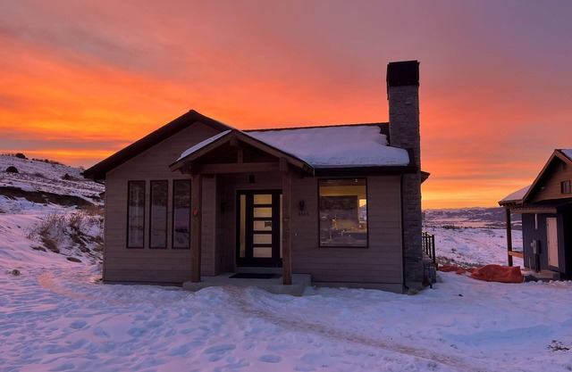Amazing new 2-bedroom w/ loft modern cabin in Eden, in Wolf Creek, at Powder Mtn