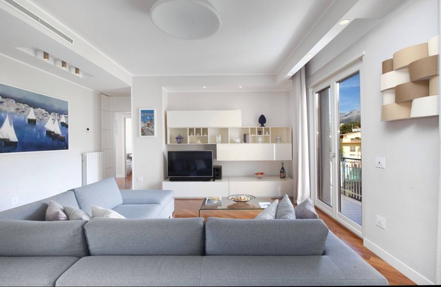 ERSTAUNLICHE NEUE LUXUSWOHNUNG - SORRENTO CENTER