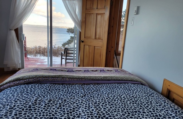 Amazing ocean view/ private road/close to bayswater beach.